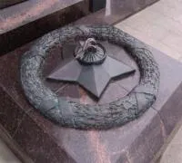 Бронзовый венок звезда темнокоричневый гранит в Дмитрове (518572)
